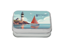 Boîte comptoir produit personnalisé Bretagne avec design voilier, souvenir fonctionnel et régional.