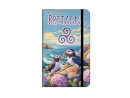 Calepin élastique produit personnalisé Bretagne avec illustration de macareux, parfait pour souvenirs et boutiques touristiques.