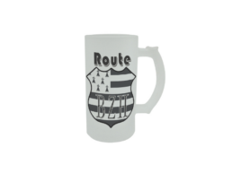 Chope à bière givrée produit personnalisé Bretagne avec blason BZH, souvenir authentique pour amateurs de bière.