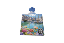 Dessous de plat en céramique produit personnalisé Bretagne avec illustration de port et hortensias, idéal pour décoration et souvenir.