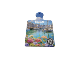 Dessous de plat en céramique produit personnalisé Bretagne avec illustration de port et hortensias, idéal pour décoration et souvenir.