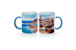 Mug anse bleue produit personnalisé Bretagne avec illustration de la côte granit rose, idéal pour souvenirs et boutiques touristiques.