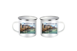 Mug fer émaillé produit personnalisé Bretagne avec illustration de port breton, idéal pour boutiques touristiques.