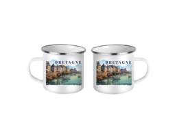 Mug fer émaillé produit personnalisé Bretagne avec illustration de port breton, idéal pour boutiques touristiques.