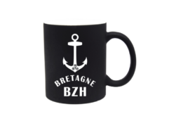 Mug gomme noir produit personnalisé Bretagne avec ancre et BZH, idéal pour souvenirs et boutiques touristiques bretonnes.