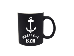 Mug gomme noir produit personnalisé Bretagne avec ancre et BZH, idéal pour souvenirs et boutiques touristiques bretonnes.