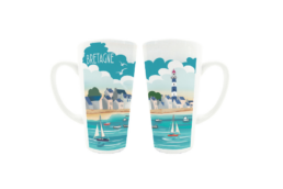 Mug latte produit personnalisé Bretagne avec dessin de voiliers bretons, idéal pour souvenirs et boutiques touristiques.