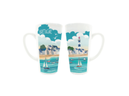 Mug latte produit personnalisé Bretagne avec dessin de voiliers bretons, idéal pour souvenirs et boutiques touristiques.