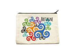 Pochette textile produit personnalisé Bretagne avec motif triskell, idéale pour souvenirs et boutiques touristiques.