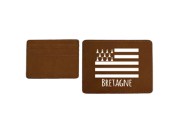 Porte-carte simili cuir anti-RFID produit personnalisé Bretagne avec motif Gwen Ha Du, idéal pour souvenirs et boutiques bretonnes.