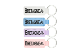 Porte-clé simili cuir produit personnalisé Bretagne avec motif triskell, idéal pour souvenirs et boutiques bretonnes.