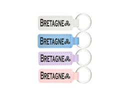 Porte-clé simili cuir produit personnalisé Bretagne avec motif triskell, idéal pour souvenirs et boutiques bretonnes.