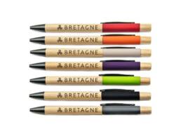 Stylo bambou Bowie produit personnalisé Bretagne, souvenir écologique et naturel pour boutiques touristiques bretonnes.