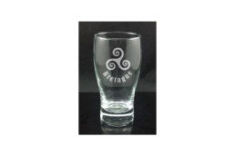 Verre à bière produit personnalisé Bretagne décoré d’un triskell, idéal pour souvenirs et boutiques touristiques bretonnes.
