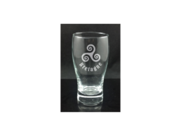Verre à bière produit personnalisé Bretagne décoré d’un triskell, idéal pour souvenirs et boutiques touristiques bretonnes.
