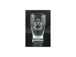 Verre à bière produit personnalisé Bretagne décoré d’un triskell, idéal pour souvenirs et boutiques touristiques bretonnes.
