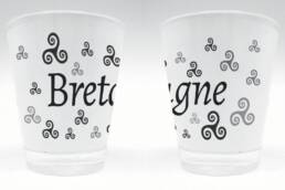 Verre à liqueur produit personnalisé Bretagne avec motif triskell, idéal pour souvenirs et boutiques bretonnes.