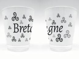 Verre à liqueur produit personnalisé Bretagne avec motif triskell, idéal pour souvenirs et boutiques bretonnes.