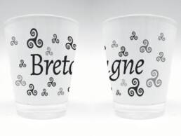 Verre à liqueur produit personnalisé Bretagne avec motif triskell, idéal pour souvenirs et boutiques bretonnes.