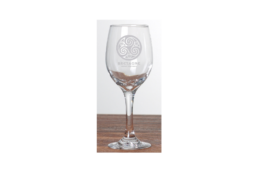 Verre à vin produit personnalisé Bretagne avec motif triskell, idéal pour souvenirs et boutiques touristiques bretonnes.