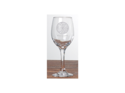 Verre à vin produit personnalisé Bretagne avec motif triskell, idéal pour souvenirs et boutiques touristiques bretonnes.