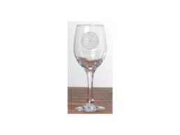 Verre à vin produit personnalisé Bretagne avec motif triskell, idéal pour souvenirs et boutiques touristiques bretonnes.