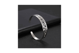 Bracelet acier produit personnalisé Bretagne avec motif Triskell, bijou souvenir moderne et identitaire.