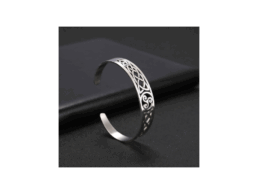 Bracelet acier produit personnalisé Bretagne avec motif Triskell, bijou souvenir moderne et identitaire.