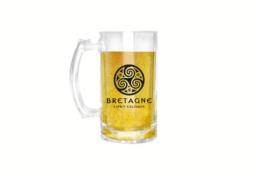 Chope à bière produit personnalisé Bretagne décorée d’un Triskell, parfaite pour les souvenirs authentiques.