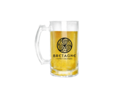 Chope à bière produit personnalisé Bretagne décorée d’un Triskell, parfaite pour les souvenirs authentiques.