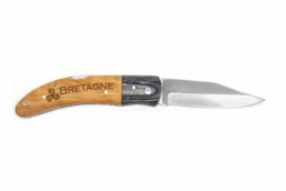 Couteau bicolore produit personnalisé Bretagne avec symbole Triskell, idéal pour un souvenir pratique et régional.