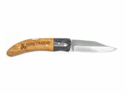 Couteau bicolore produit personnalisé Bretagne avec symbole Triskell, idéal pour un souvenir pratique et régional.
