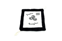 Doudou bébé produit personnalisé Bretagne avec motif Triskell, souvenir breton doux et original.