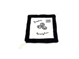 Doudou bébé produit personnalisé Bretagne avec motif Triskell, souvenir breton doux et original.