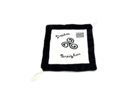 Doudou bébé produit personnalisé Bretagne avec motif Triskell, souvenir breton doux et original.