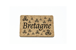 Magnet liège produit personnalisé Bretagne avec Triskell celtique, souvenir écologique et authentique.
