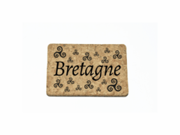 Magnet liège produit personnalisé Bretagne avec Triskell celtique, souvenir écologique et authentique.