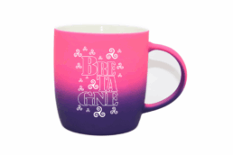 Mug gomme bicolore produit personnalisé Bretagne avec symbole Triskell, idéal pour souvenir authentique et original.