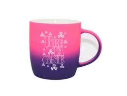Mug gomme bicolore produit personnalisé Bretagne avec symbole Triskell, idéal pour souvenir authentique et original.