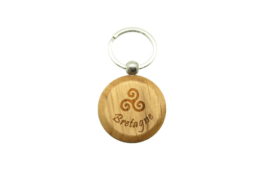 Porte-clé rond bois produit personnalisé Bretagne avec motif Triskell, souvenir artisanal et authentique.