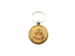 Porte-clé rond bois produit personnalisé Bretagne avec motif Triskell, souvenir artisanal et authentique.