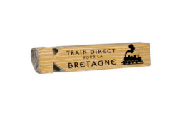 Sifflet bois produit personnalisé Bretagne imitant le son d’une locomotive, souvenir original pour petits et grands.