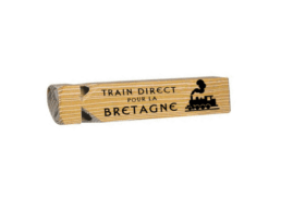 Sifflet bois produit personnalisé Bretagne imitant le son d’une locomotive, souvenir original pour petits et grands.