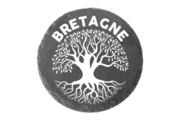 Sous-verre ardoise produit personnalisé Bretagne avec motif arbre de vie, souvenir naturel et raffiné.