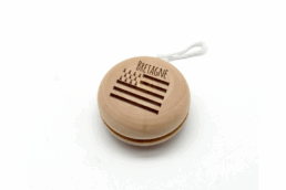 Yoyo bois produit personnalisé Bretagne avec visuel Gwenn ha Du, souvenir authentique et amusant.