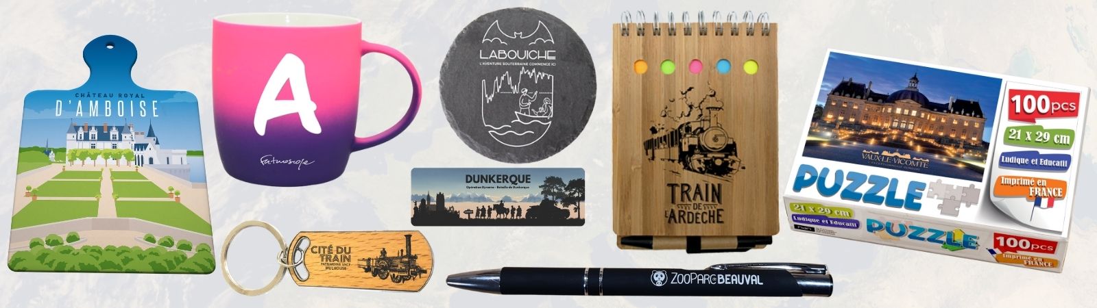 Montage photo de souvenirs personnalisés : dessous de plat Château d'Amboise, mug Futuroscope, porte-clé Cité du Train, magnet Musée de Dunkerque, magnet Labouiche, stylo Zoo de Beauval, calepin Train de l'Ardèche et puzzle Château de Vaux-le-Vicomte