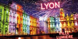 Hôtel de Ville de Lyon illuminé avec feux d’artifice et texte “Ville Lumière” pour les Fêtes des Lumières de Lyon