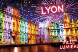 Hôtel de Ville de Lyon illuminé avec feux d’artifice et texte “Ville Lumière” pour les Fêtes des Lumières de Lyon