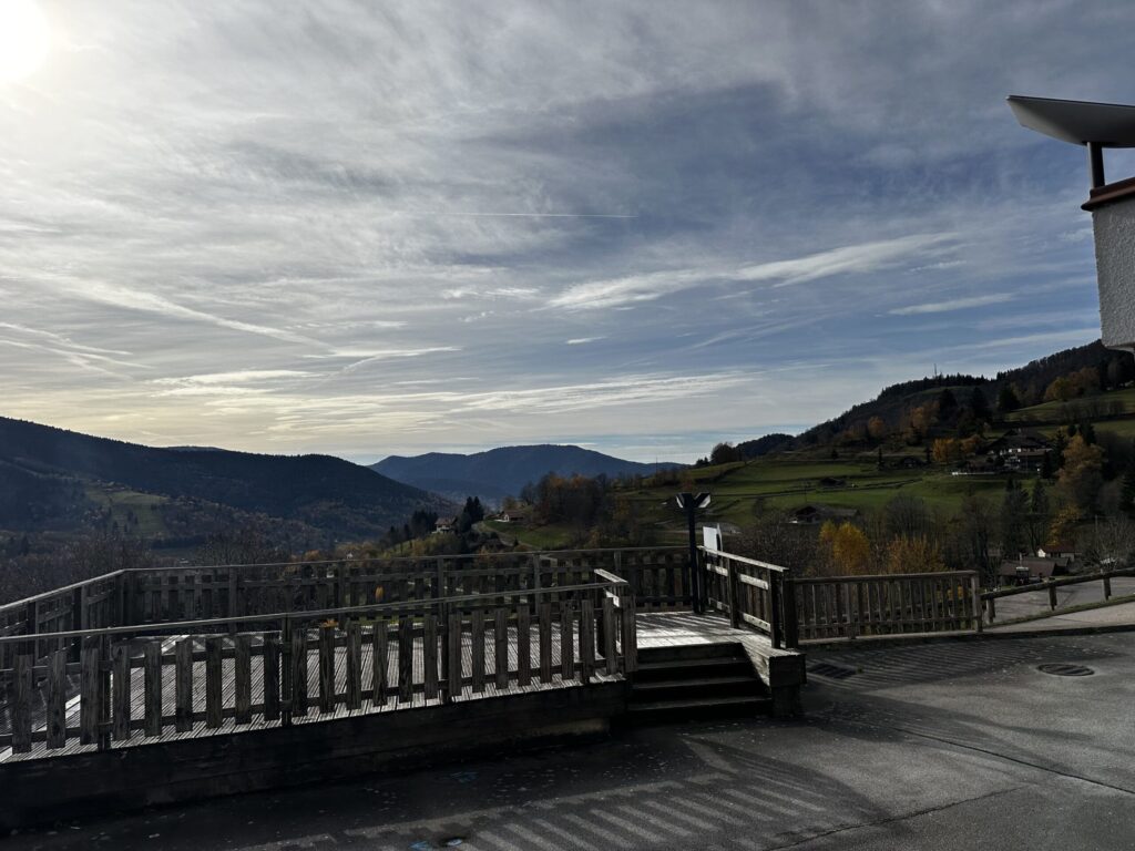 Vue sur les montagnes depuis le centre Azureva de Bussang, lieu du congrès UNECTO 2025 consacré aux trains touristiques