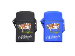 Briquet temp&ecirc;te souvenir Normandie avec illustration d'une vache normande